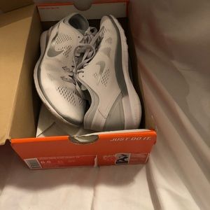 Nike tennis shoes like new